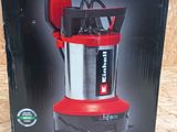 la boîte d'un mixeur rouge et noir est posée sur une surface en bois