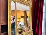 un homme se prenant en photo dans un miroir