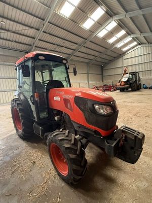un tracteur garé à l'intérieur d'un bâtiment