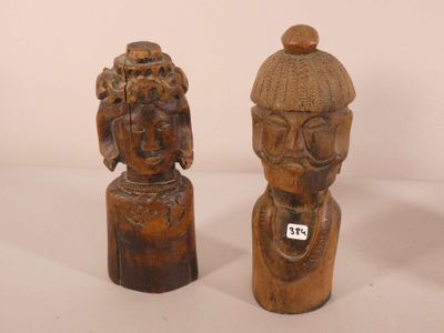 deux figurines en bois sculptées représentant un homme et une femme