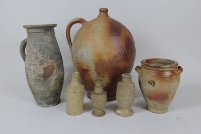 un ensemble de vases disposés les uns à côté des autres sur une surface blanche