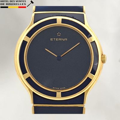 une image d'un gros plan d'une montre-bracelet sur une surface blanche
