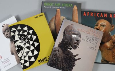 plusieurs livres sont empilés sur une table
