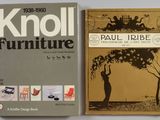deux livres consacrés au mobilier Knoll posés sur une surface blanche