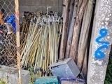 un tas de bois et d'autres objets devant une clôture