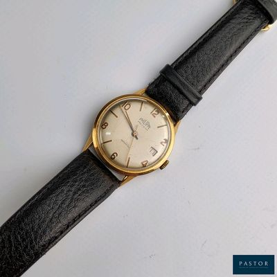 une montre posée sur une surface blanche