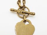 collier composé d'un cœur en or et d'une barre, montés sur une chaîne