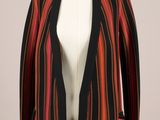 une veste rayée noire, rouge et orange sur un mannequin