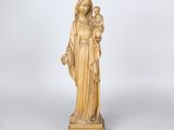 une statue de femme tenant un enfant dans ses bras