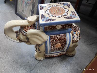 une statue d'éléphant avec une boîte sur le dos