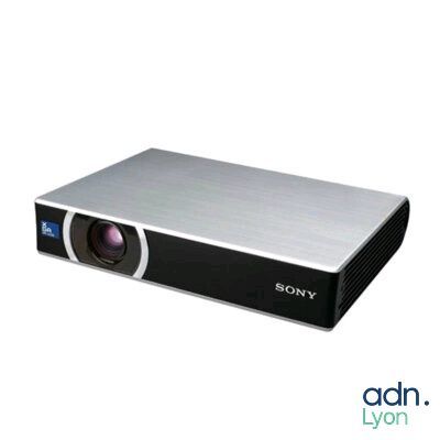 un gros plan d'un projecteur sur fond blanc