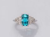 bague en émeraude et diamant sur fond blanc