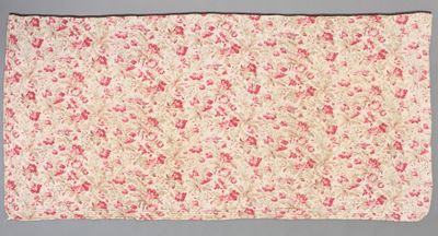 un gros plan sur un sac à imprimé floral rouge et blanc
