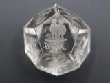 cube en cristal transparent sur lequel figure un couple, posé sur un fond noir
