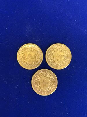 trois pièces d'or sur un fond bleu