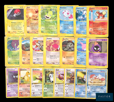 beaucoup de cartes pokemon sur la table