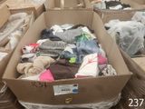 une boîte pleine de vêtements posée sur le sol