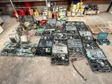 tout un tas d'objets divers éparpillés par terre dans le garage