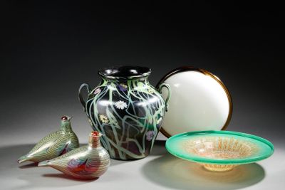trois vases et un bol posés sur une table
