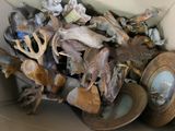 une boîte en carton remplie d'objets divers et un miroir