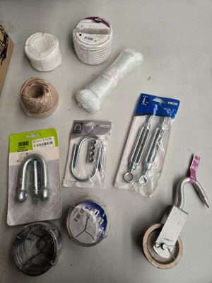 plusieurs objets posés ensemble sur une table