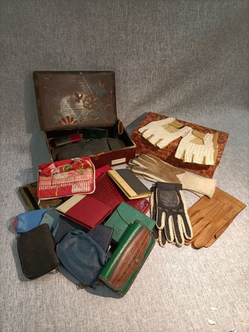 Divers : trousses et porte-monnaie, gants, coffret laque en mauva