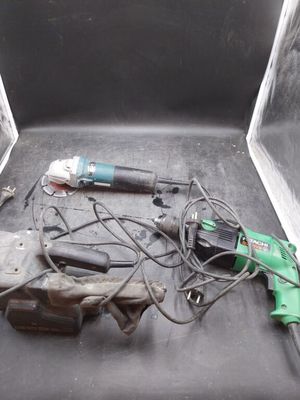 tout un tas d'outils qui traînent à l'arrière d'un camion