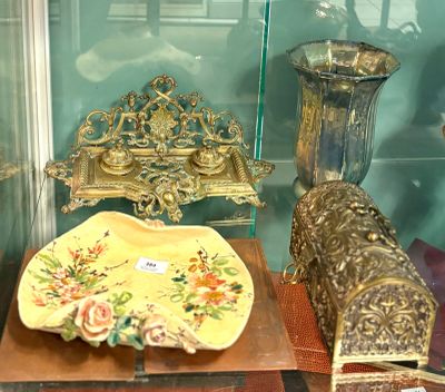 une vitrine remplie d'objets anciens, derrière une paroi en verre