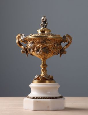 Pot couvert en bronze doré partiellement argenté à décor de mûres, la  - Photo 1