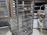 une étagère métallique sur laquelle sont posés plusieurs plateaux