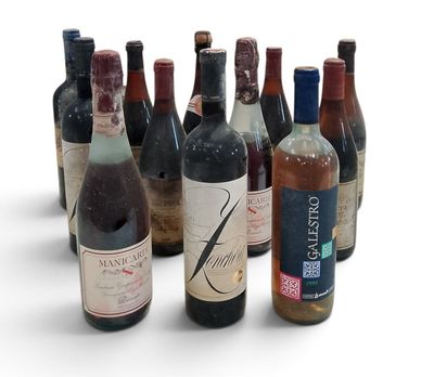 de nombreuses bouteilles de vin alignées les unes à côté des autres