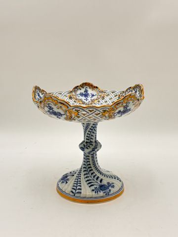 MEISSEN. Modèle Oignon bleu. Coupe montée en porcelaine à décor e...