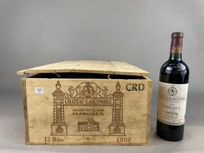 une bouteille de vin posée à côté d'une caisse en bois