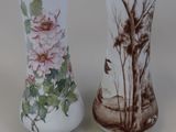 deux vases posés côte à côte sur une table
