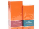 une paire de cases orange et bleues sur fond blanc