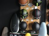 de nombreux types de casques exposés dans une pièce