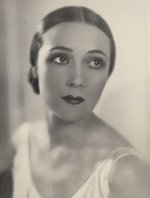 photographie en noir et blanc d'une femme en robe blanche