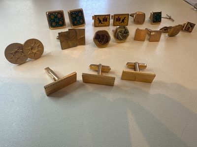 de nombreux types de boutons de manchette posés sur une table