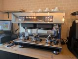 une machine à café posée sur le comptoir d'un café