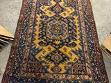un tapis bleu et jaune orné d'un motif rouge et bleu