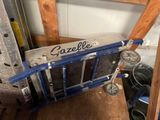 une photo d'une échelle sur laquelle est accrochée une pancarte portant l'inscription « gazelle »