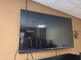 un téléviseur à écran plat accroché au mur de la chambre