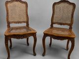 une paire de chaises anciennes avec dossier et assise en rotin