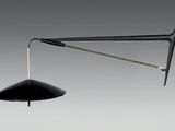 une photo d'une lampe noire suspendue au mur