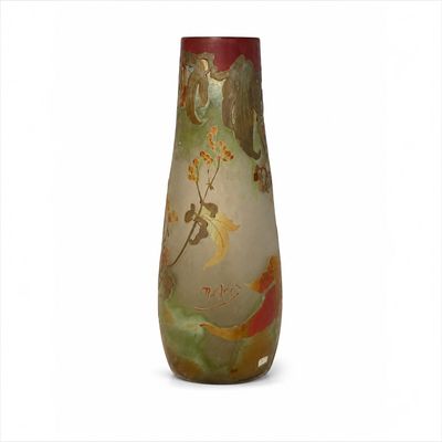 un vase avec un tableau posé sur une table