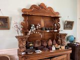 une armoire en bois sur laquelle sont posés de nombreux objets