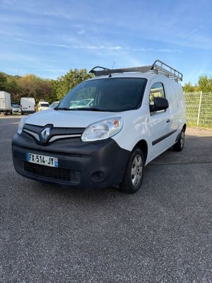 une camionnette blanche garée dans un parking