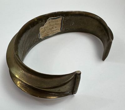 Collier en bronze (Cameroun). Etiquette ancienne au dos.