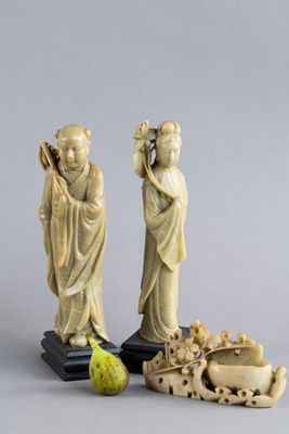 paire de figurines en ivoire sculpté représentant deux femmes et une poire