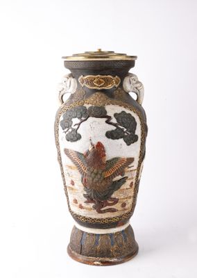 un vase avec un oiseau posé sur une table